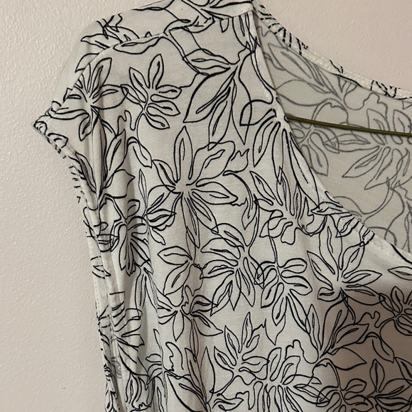 LOFT Monochrome Floral‎ Print Blouse - Picture 5 of 8